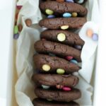 Gelingsicheres Rezept für einfache Schokoladen-Cookies mit Smarties