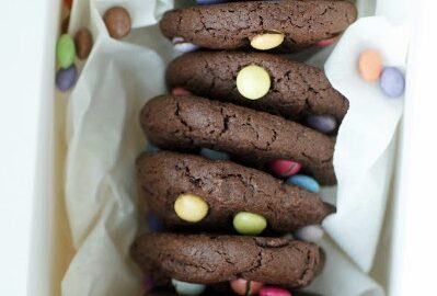 Gelingsicheres Rezept für einfache Schokoladen-Cookies mit Smarties