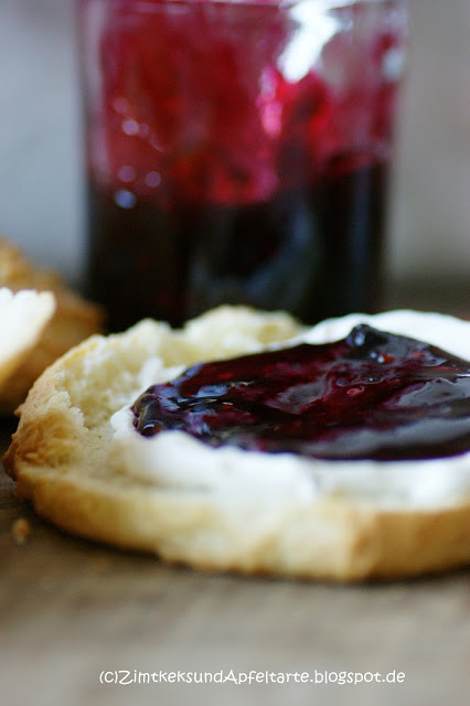 Brombeer-Holunder-Marmelade auf Scones - Zimtkeks und Apfeltarte