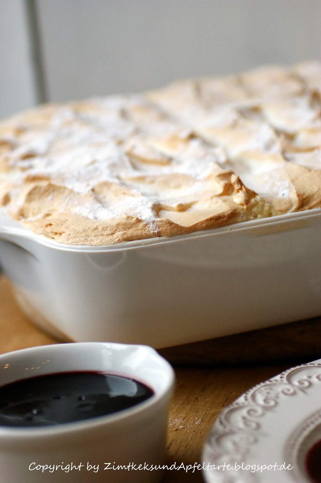 Einfaches Rezept: Apfel-Milchreis-Auflauf mit Holundersauce