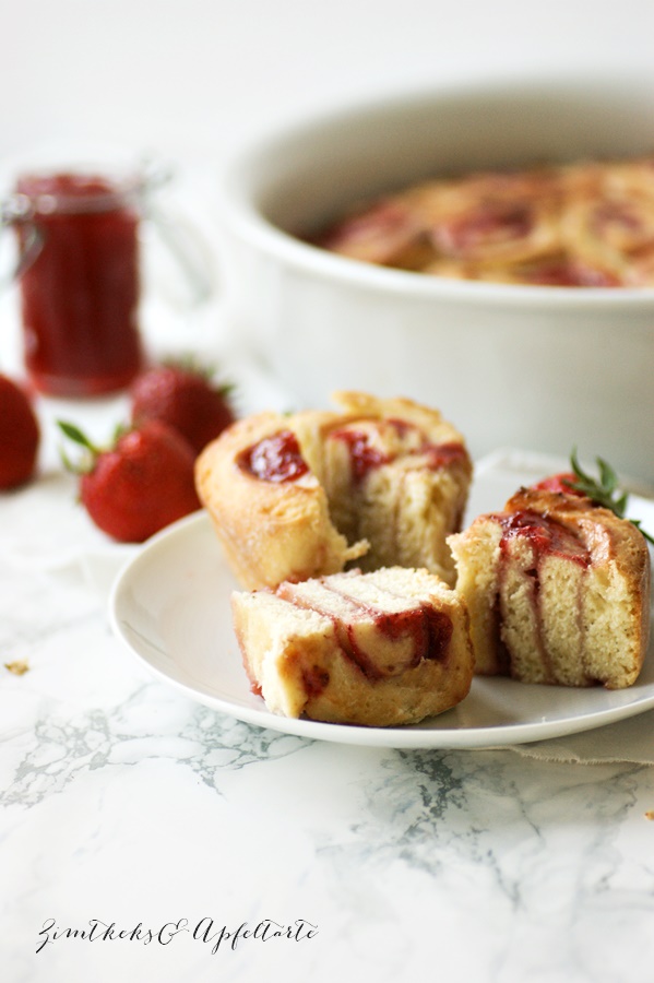 Schnelle Erdbeerschnecken - Erdbeer-Rosenkuchen