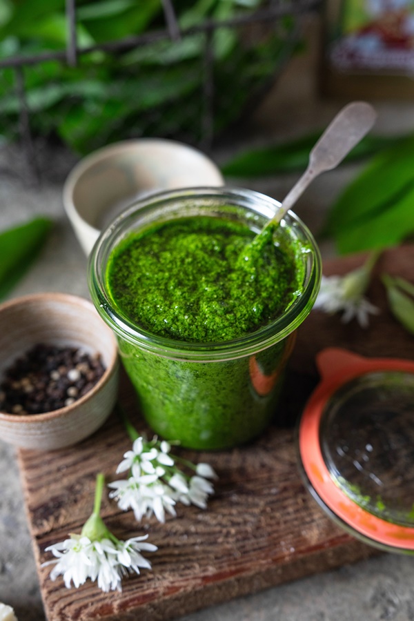 Bestes Rezept für würziges Bärlauch-Pesto mit Pinienkernen