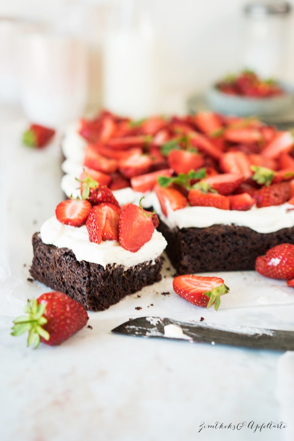 Brownie mit Mascarpone und Erdbeeren - saftig, fruchtig und lecker