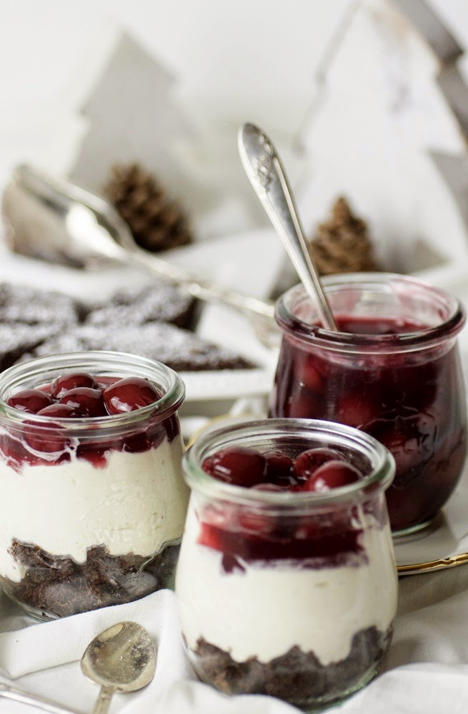 ZimtBrownieCheesecakeDessert mit Gewürzkirschen