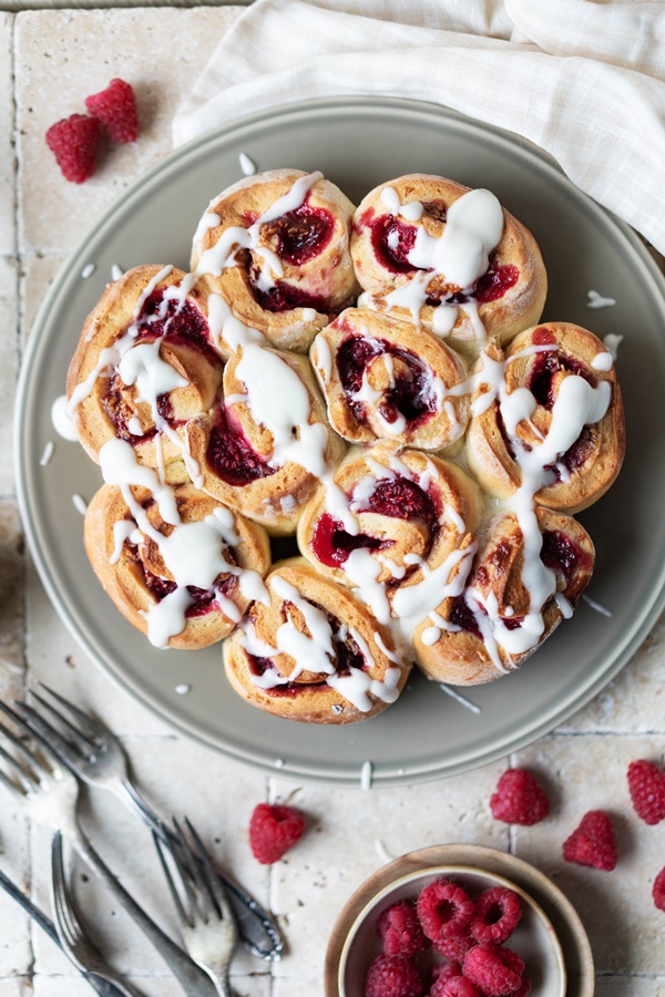 Himbeer-Hefeschnecken-mit-Kokosfrosting