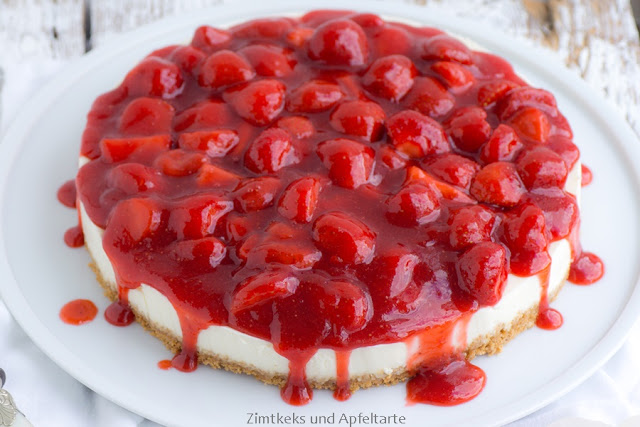 Rezept für Holunder-No-Bake-Cheesecake mit Erdbeeren