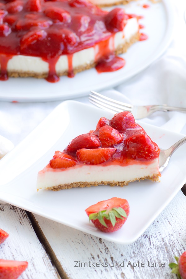 Holunder-No-Bake-Cheesecake mit Erdbeeren lecker ganz ohne Backen
