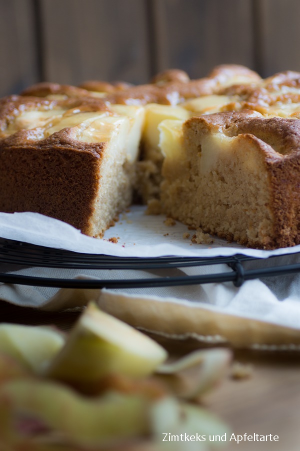 Einfacher Apfelkuchen mit Mandeln und Apfelmus nach Oma