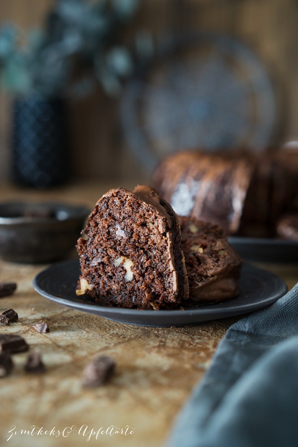 Sehr lecker, ganz einfach selber backen: Schokoladenkuchen mit Zucchini und Walnuss