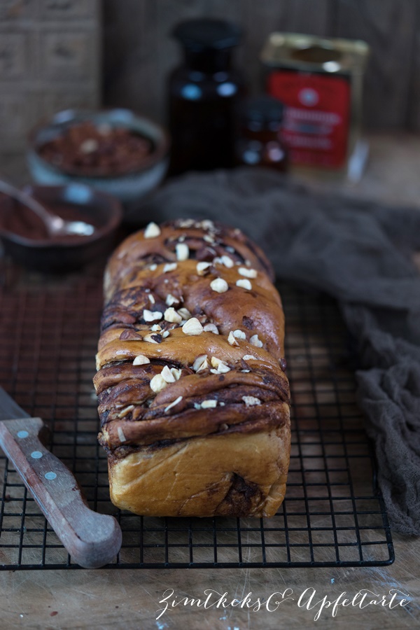 Schokoladen-Babka mit Haselnüssen - Chocolate Babka with hazelnuts 