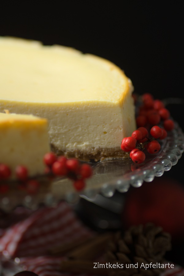 Lecker und saftig: ClassicNew York Cheesecake mit Cranberry-Sauce