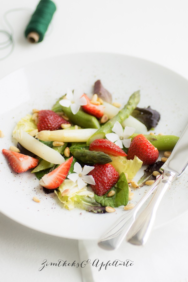 Spargel-Erdbeer-Salat mit Pinienkernen 