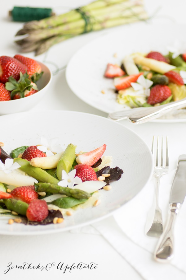 Spargel Erdbeer-Salat mit Pinienkernen