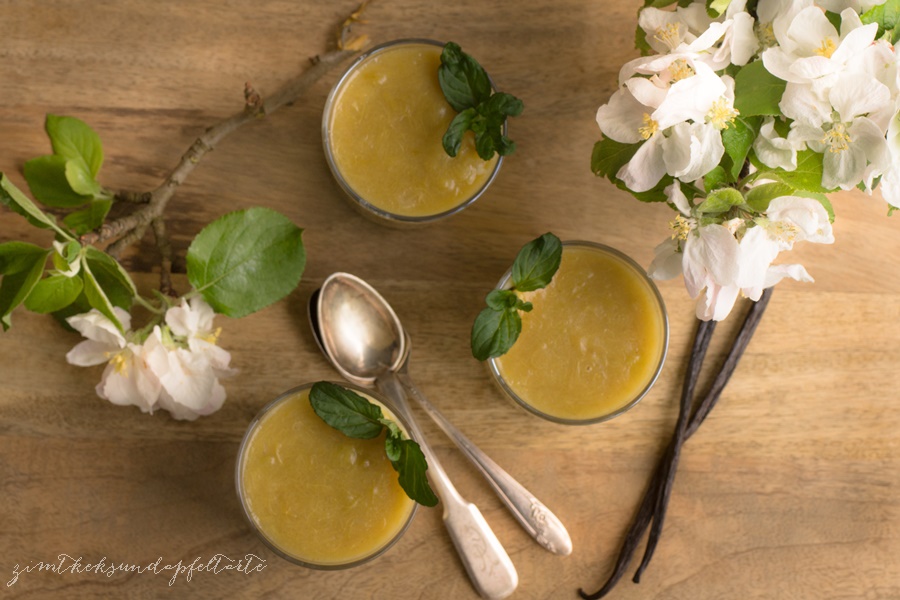 Hausgemachter Vanille-Pudding mit Rhabarberkompott - Zimtkeks und ...