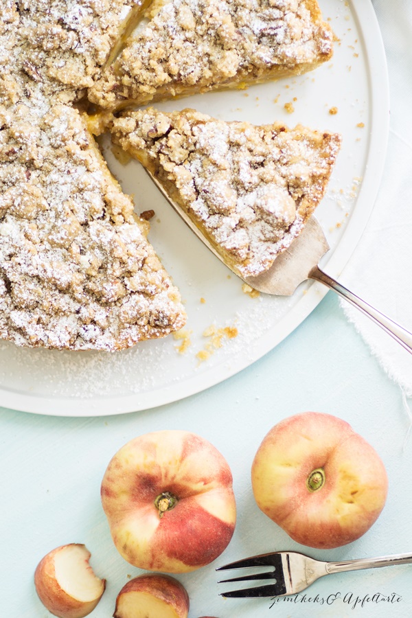 Einfaches Rezept für Pfirsich-Schmand-Pie mit Pekan-Streuseln