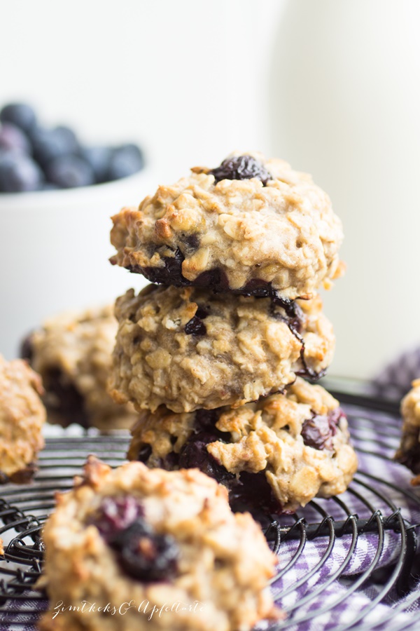 Ganz einfach und schnell zuckerfreie und gesunde Frühstücks-Cookies mit Blaubeeren backen