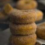 Kürbis-Donuts mit Zimtzucker