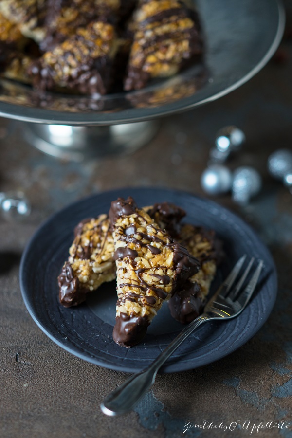 Knackige Nussecken mit Schokoladenguss - ein Klassiker, der das ganze Jahr über schmeckt, aber besonders in der Adventszeit