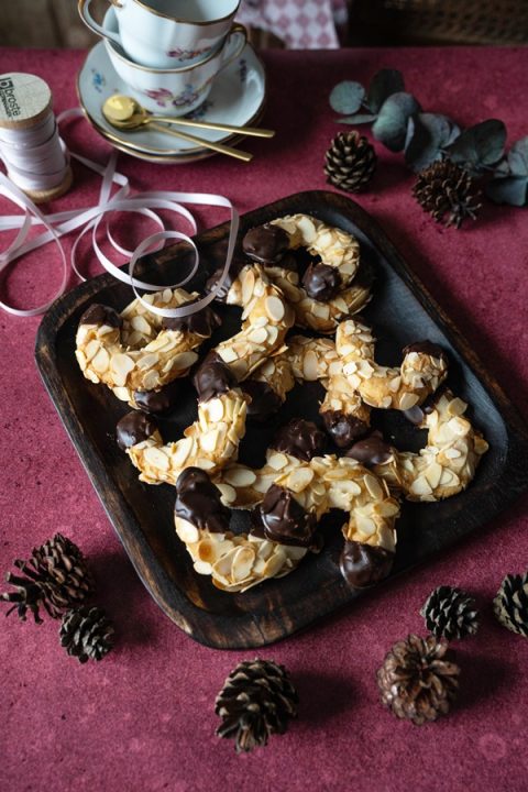 Einfaches und schnelles Rezept für saftige Marzipan-Mandelhörnchen