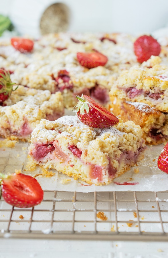 Erdbeer-Rhabarberkuchen mit Streuseln ganz einfaches Rezept 