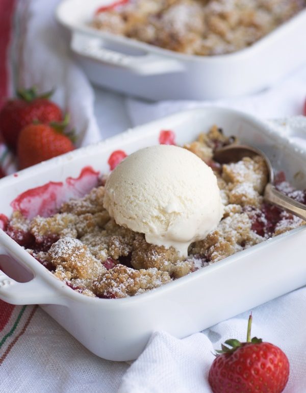 Rhabarber-Erdbeer-Crumble mit Zimtstreuseln - Zimtkeks und Apfeltarte