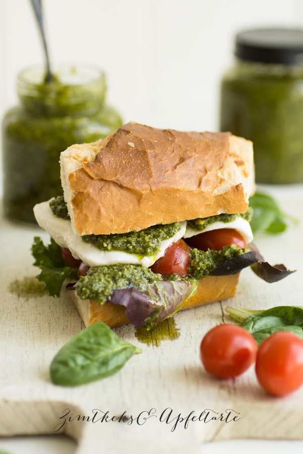 Caprese Sandwich mit Grüne Sauce Pesto