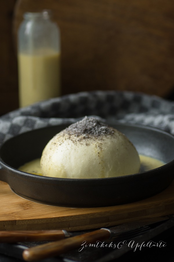 Einfaches Rezept für selbstgemachte Germknödel mit Vanillesauce