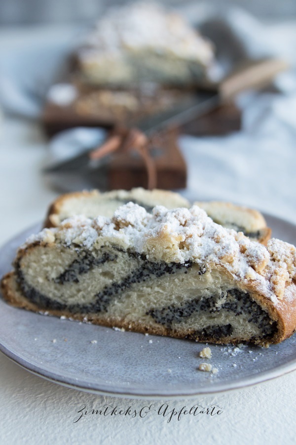 Leckeres Rezept für saftigen Mohnstriezel mit Streuseln