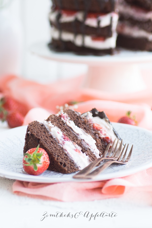 Einfach selber backen: Schokoladen-Erdbeer-Naked Cake mit Mascarpone Creme