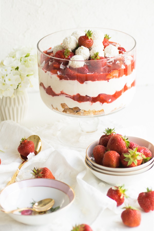 Einfach, schnell und lecker: Erdbeer-Kokos-Dessert im Glas