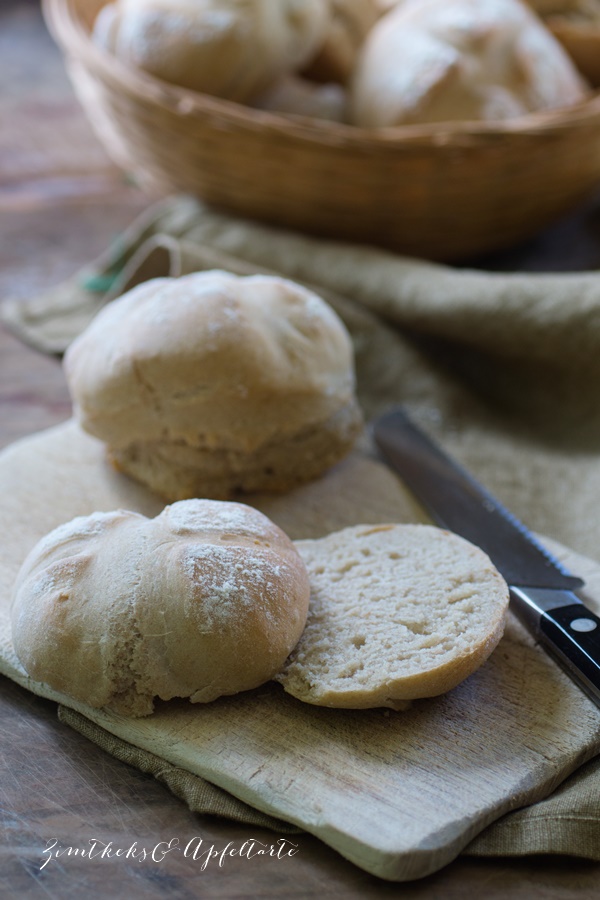 Einfach und schnell gebackene Frühstücksbrötchen 