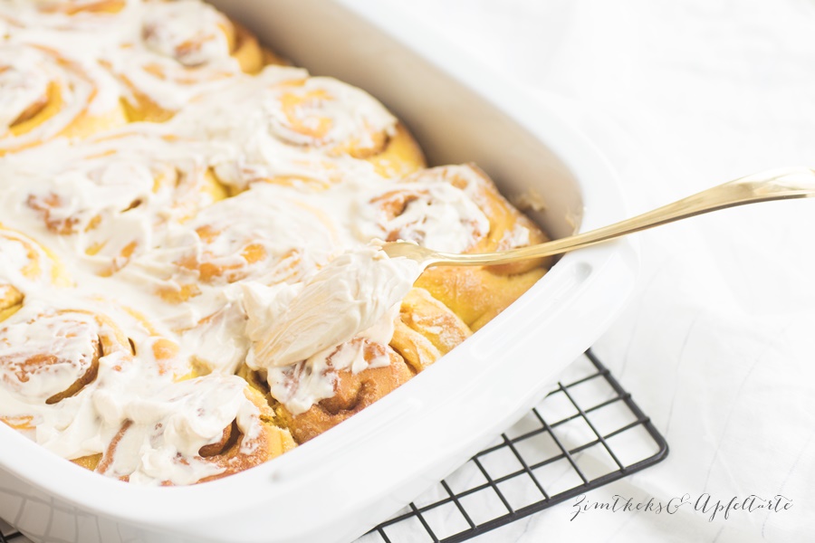 Einfach lecker: Köstliche Pumpkin-Spice-Rolls - Kürbis-Zimtschnecken mit Maple-Glasur