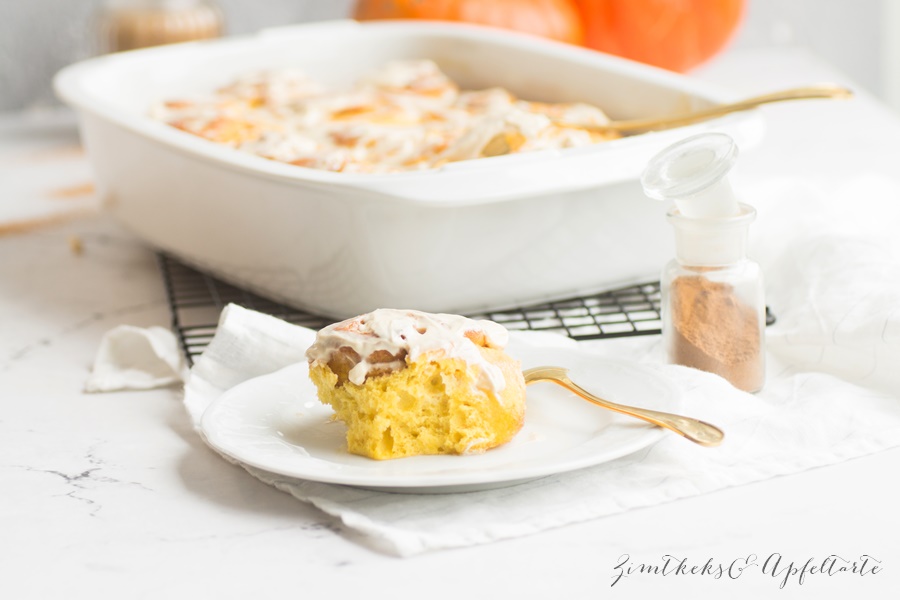 Köstliche Pumpkin-Spice-Rolls - Kürbis-Zimtschnecken mit Maple-Glasur - ZimtkeksundApfeltarte.com