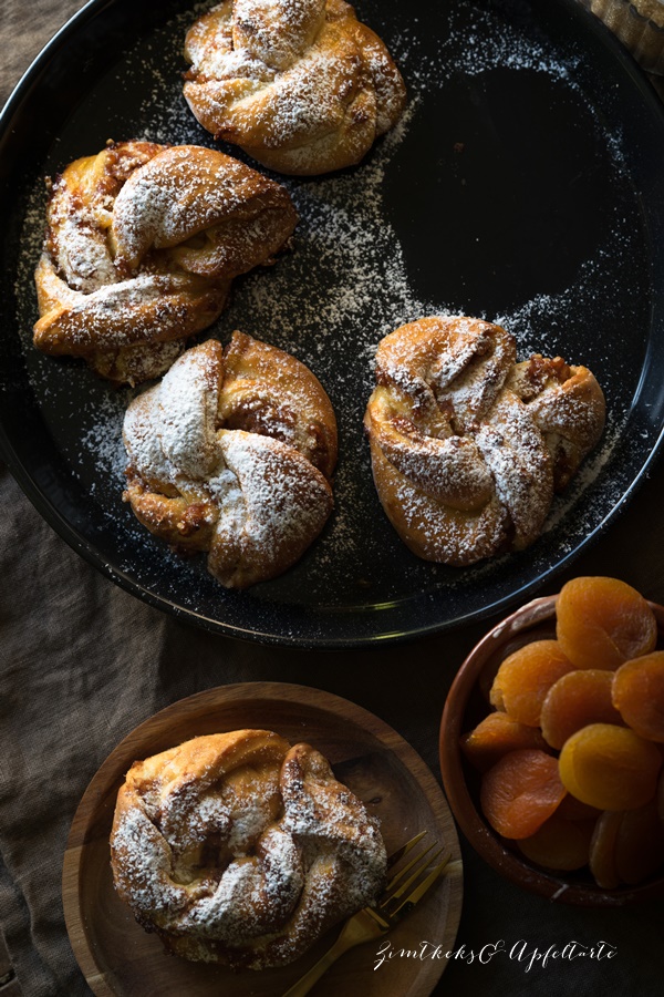 Hefeknoten mit Aprikosen-Mandel-Füllung - lecker und einfach zu backen 