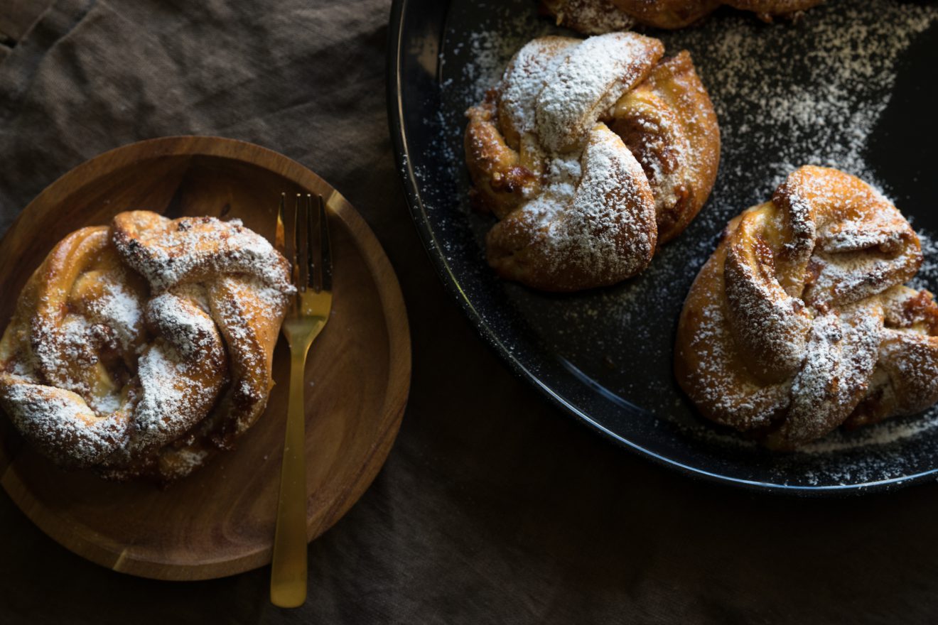 Hefeknoten mit Aprikosen-Mandel-Füllung einfach und lecker