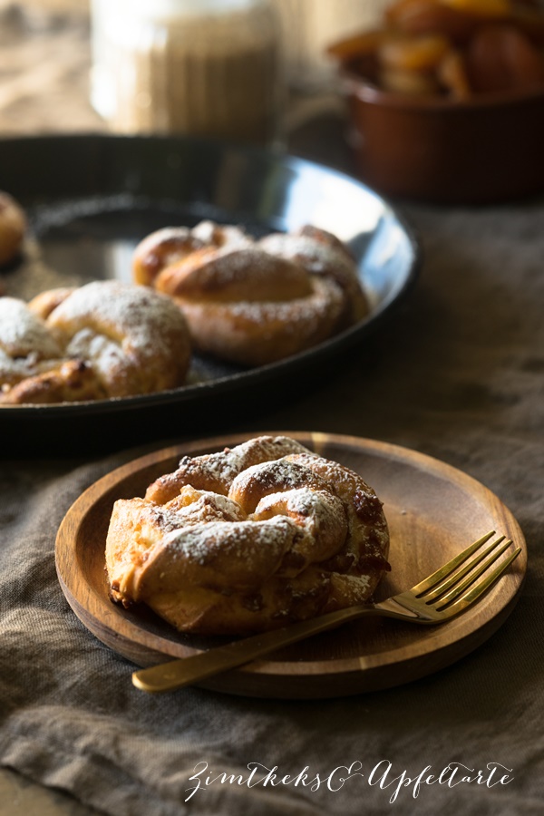 Hefeknoten mit Aprikosen-Mandel-Füllung - ZimtkeksundApfeltarte.com 