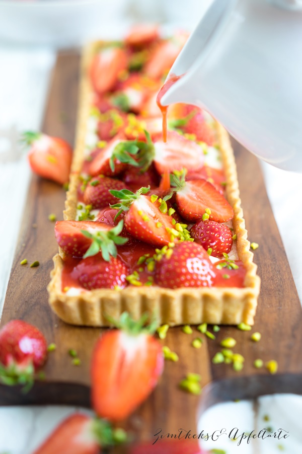 Cremige Puddingtarte mit Erdbeeren - ganz einfaches Rezept von ZimtkeksundApfeltarte.com