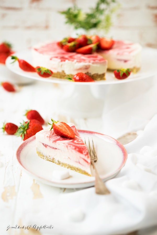 Marmorierter Strawberry Cheesecake low carb - Erdbeer-Cheesecake ohne backen