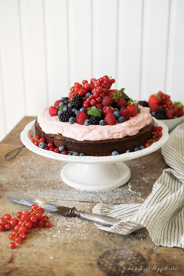 Super lecker und ganz einfach: Beeren-Brownie-Torte mit Fruchtsahne