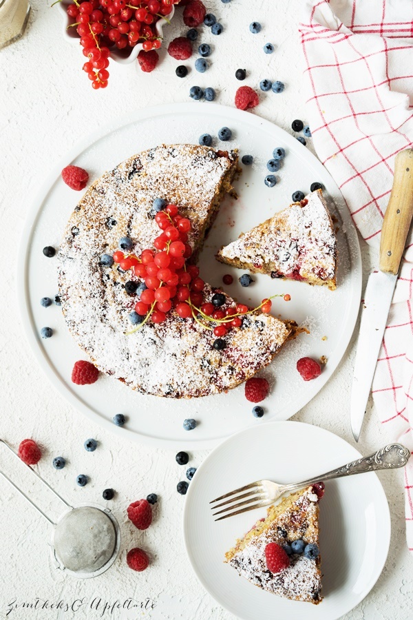 Saftiger Beeren-Nusskuchen einfach und schnell