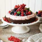 Beeren-Brownie-Torte mit Fruchtsahne