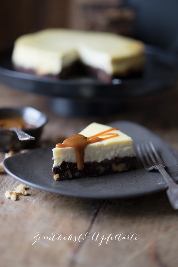 Brownie-Cheesecake mit Karamellsauce 