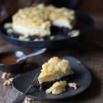 Brownie-Cheesecake mit Bratapfelkompott oder Karamellsauce