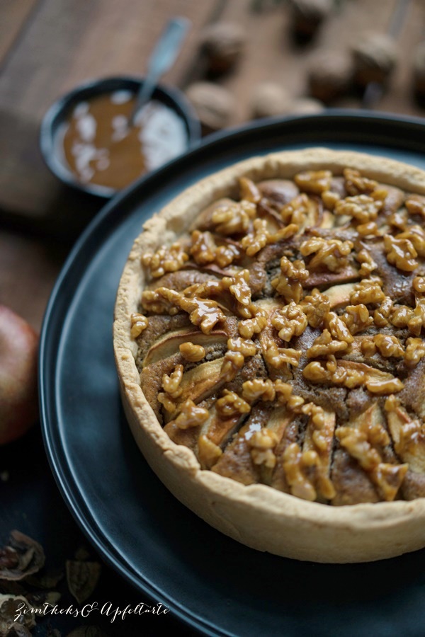 Apfel-Walnusskuchen mit karamellsierten Walnüssen - toller Herbst- und Winterkuchen