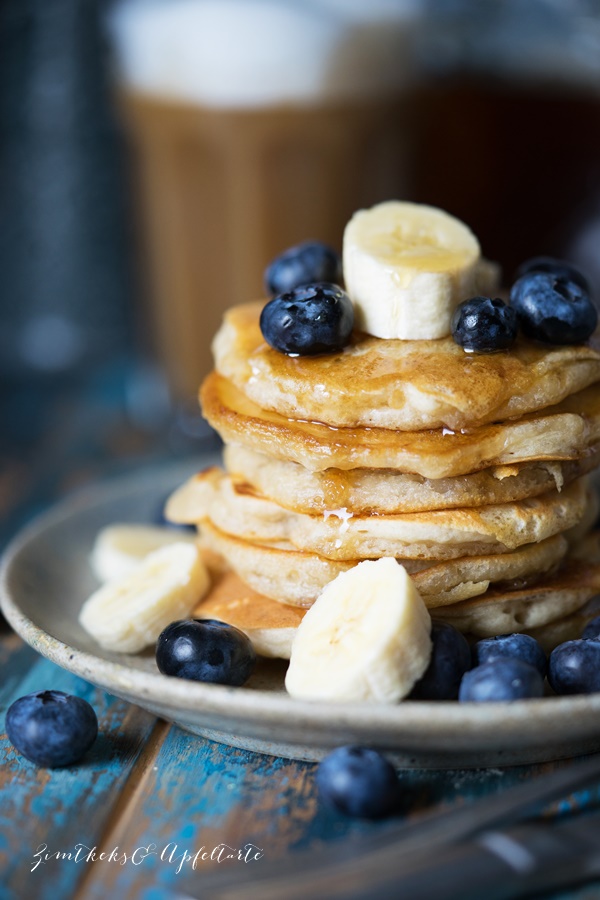 Vegane Pancakes mit Beeren - blitzschnelles Rezept - ganz einfach und ohne Zucker