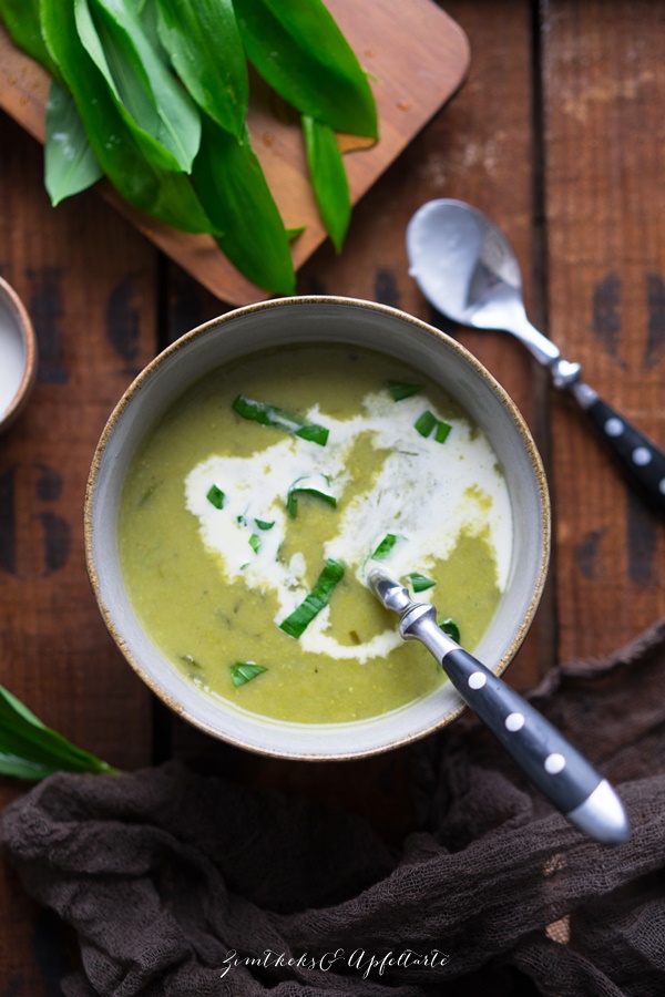 Veganes Bärlauch-Süppchen mit Erbsen - einfach und gelingsicher 