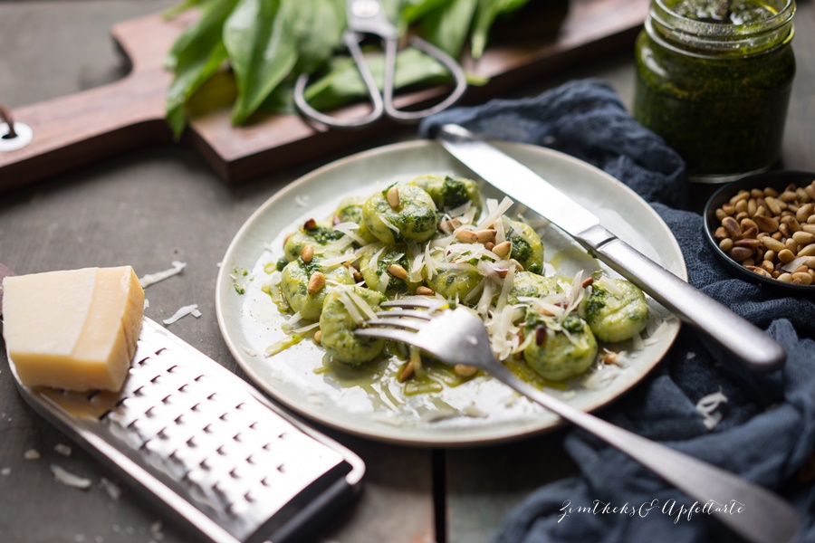 Bärlauch Gnocci mit Bärlauch Pesto und Pinienkernen