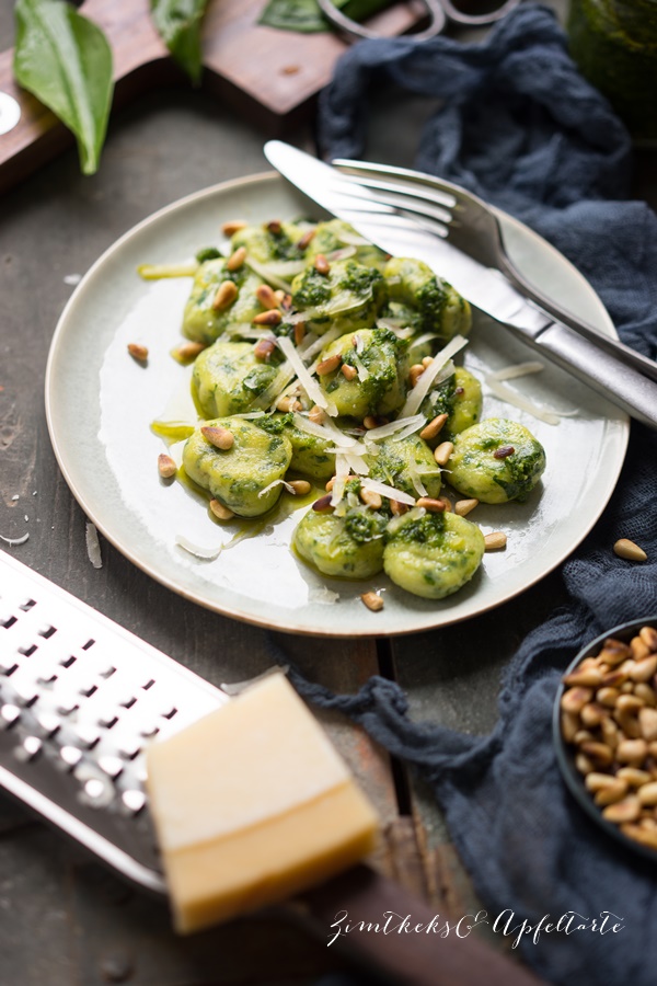 Bärlauch Gnocchi mit Bärlauch Pesto und Pinienkernen - gelingsicheres Rezept auf ZimtkeksundApfeltarte.com
