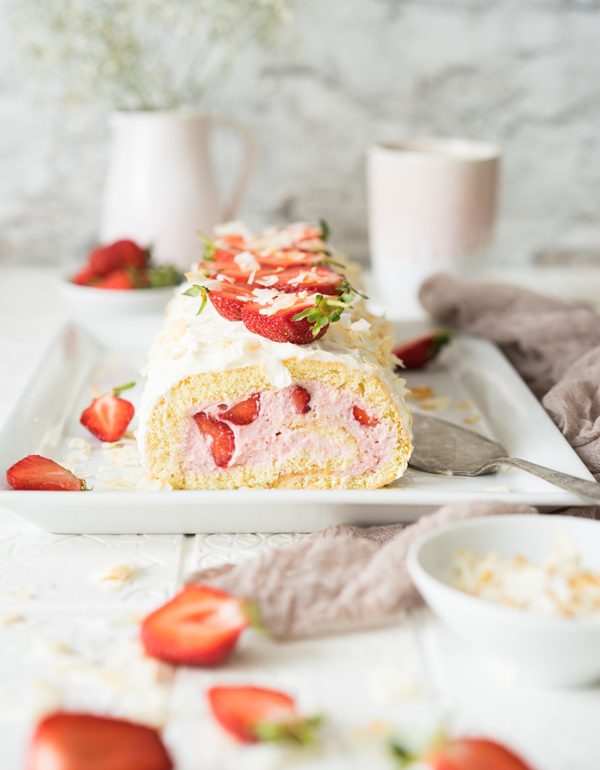 Erdbeer Kokos Biskuitrolle - einfaches Rezept