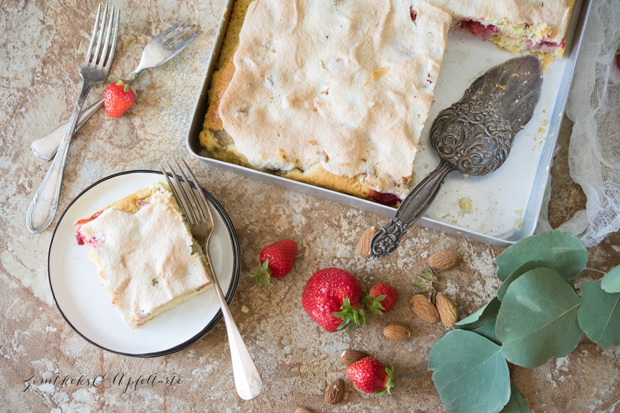 Einfaches Rezept für Erdbeer-Rhabarberkuchen mit Mandel-Baiser vom Blech